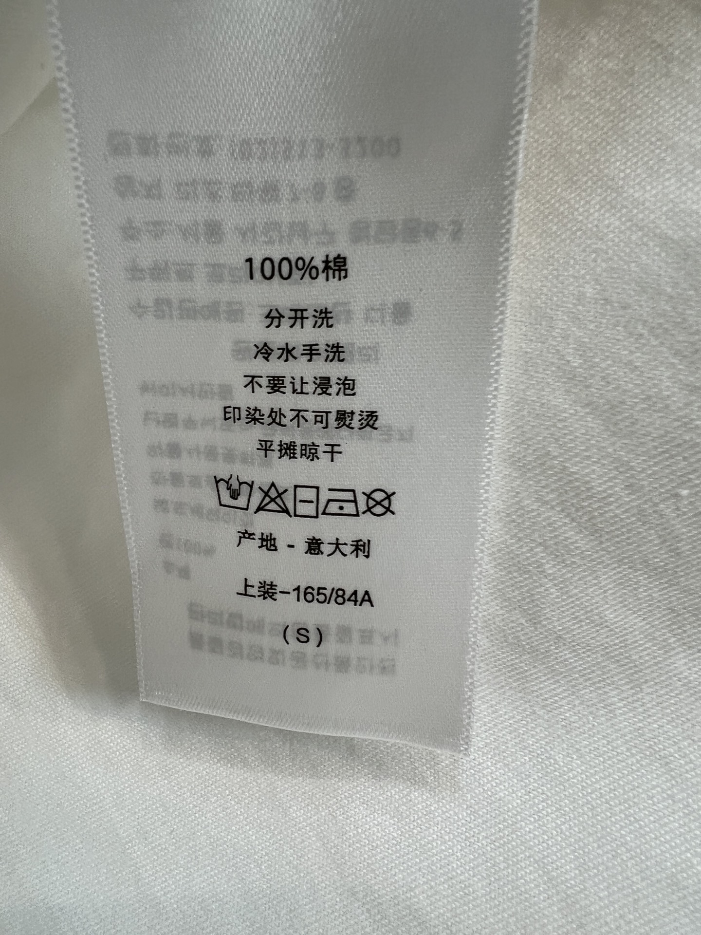 D家 26早秋新款 蝴蝶结圆领短袖T恤 精选细腻亲肤面料 触感柔软透气 上身舒适不闷汗 一侧领口点缀精致蝴蝶结 打破基础