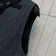 D家 26早秋新款 深灰无袖背心裙 圆领领口搭配精致蝴蝶结配饰 细节精致显贵 两侧口袋点缀链条装饰 利落A字短款版型 对 D家 26早秋新款 深灰无袖背心裙 圆领领口搭配精致蝴蝶结配饰 细节精致显贵 两侧口袋点缀链条装饰 利落A字短款版型 对