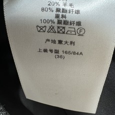 D家 26早秋新款 深灰无袖背心裙 圆领领口搭配精致蝴蝶结配饰 细节精致显贵 两侧口袋点缀链条装饰 利落A字短款版型 对 D家 26早秋新款 深灰无袖背心裙 圆领领口搭配精致蝴蝶结配饰 细节精致显贵 两侧口袋点缀链条装饰 利落A字短款版型 对