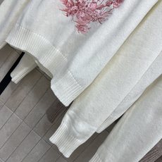 D家 26早秋新款 圆领长袖针织上衣 采用山羊绒针织面料细腻软糯 上身轻盈亲肤 衣身精致刺绣栩栩如生 色彩雅致富有艺术感 D家 26早秋新款 圆领长袖针织上衣 采用山羊绒针织面料细腻软糯 上身轻盈亲肤 衣身精致刺绣栩栩如生 色彩雅致富有艺术感