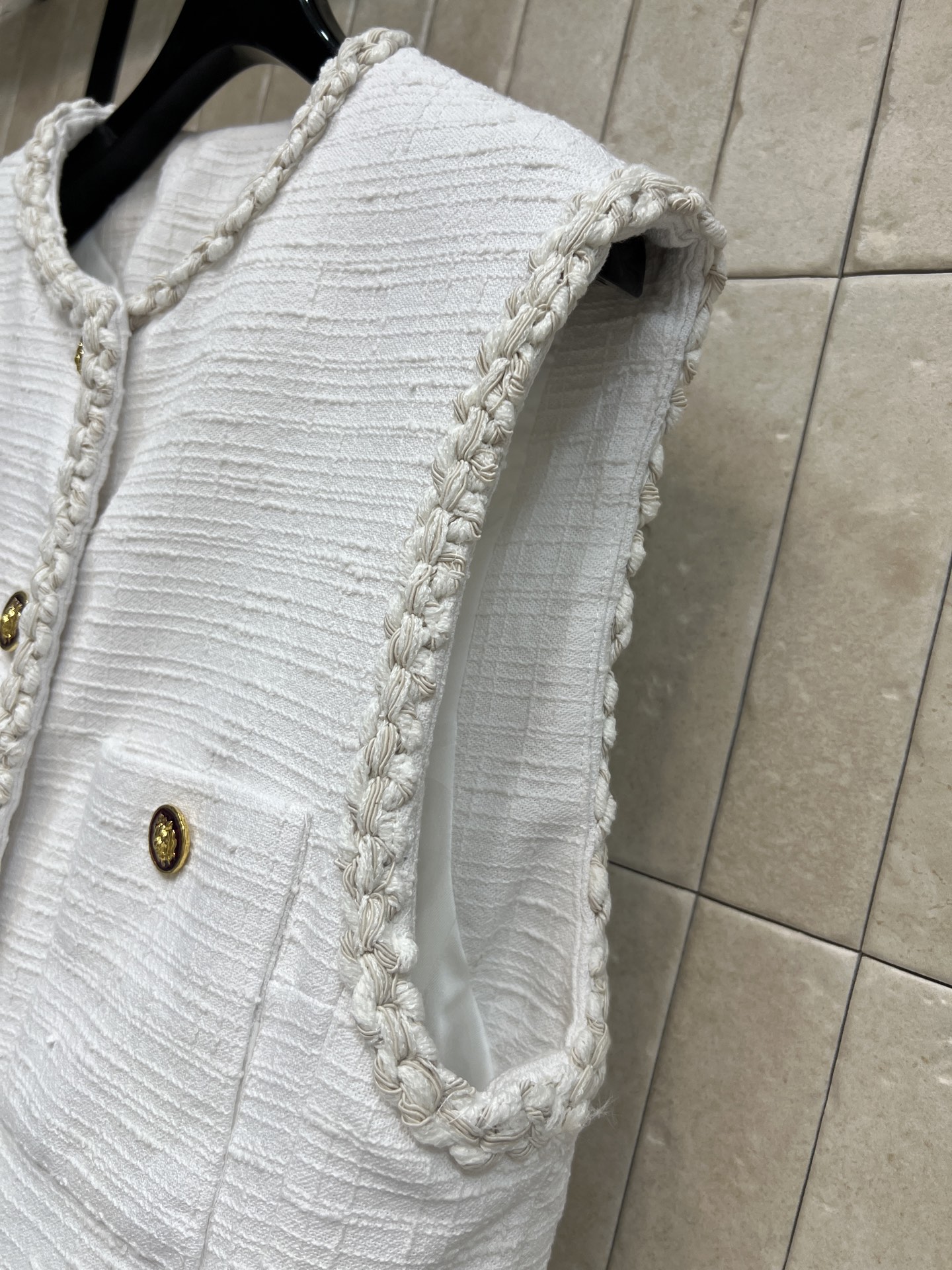 C家 26早秋新款 白色无袖小香风马甲 肌理感粗花面料自带质感 包边编织织带勾勒轮廓 精致复古 复古金属纽扣点缀衣身 四