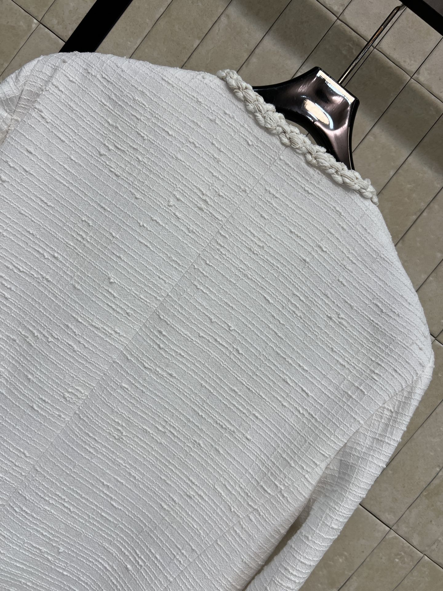 C家 26早秋新款 白色小香风短款外套 肌理粗纺面料自带质感 周身编织花边包边精致 复古金扣贯穿门襟与口袋 袖口排扣增添