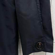 PD家 26早秋新款 黑色立领风衣外套 领口抽绳设计防风有型 双排纽扣门襟利落大气 腰间可调节抽绳 轻松优化身材比例 胸 PD家 26早秋新款 黑色立领风衣外套 领口抽绳设计防风有型 双排纽扣门襟利落大气 腰间可调节抽绳 轻松优化身材比例 胸