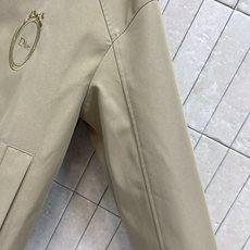 D家 26早秋新款 卡其色连帽外套 可调节帽绳 立领防风设计简约大气 衣身精致logo刺绣低调雅致 挺括防风面料不易褶皱 D家 26早秋新款 卡其色连帽外套 可调节帽绳 立领防风设计简约大气 衣身精致logo刺绣低调雅致 挺括防风面料不易褶皱