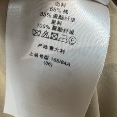 D家 26早秋新款 卡其色连帽外套 可调节帽绳 立领防风设计简约大气 衣身精致logo刺绣低调雅致 挺括防风面料不易褶皱 D家 26早秋新款 卡其色连帽外套 可调节帽绳 立领防风设计简约大气 衣身精致logo刺绣低调雅致 挺括防风面料不易褶皱