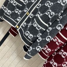 G家 26早秋新款 GG提花针织开衫 采用羊毛针织面料 满幅双G老花提花复古耐看 撞色白边勾勒门襟 领口与口袋 精致金属 G家 26早秋新款 GG提花针织开衫 采用羊毛针织面料 满幅双G老花提花复古耐看 撞色白边勾勒门襟 领口与口袋 精致金属