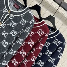 G家 26早秋新款 GG提花针织开衫 采用羊毛针织面料 满幅双G老花提花复古耐看 撞色白边勾勒门襟 领口与口袋 精致金属 G家 26早秋新款 GG提花针织开衫 采用羊毛针织面料 满幅双G老花提花复古耐看 撞色白边勾勒门襟 领口与口袋 精致金属