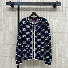 G家 26早秋新款 GG提花针织开衫 采用羊毛针织面料 满幅双G老花提花复古耐看 撞色白边勾勒门襟 领口与口袋 精致金属 G家 26早秋新款 GG提花针织开衫 采用羊毛针织面料 满幅双G老花提花复古耐看 撞色白边勾勒门襟 领口与口袋 精致金属