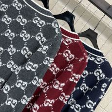 G家 26早秋新款 GG提花针织开衫 采用羊毛针织面料 满幅双G老花提花复古耐看 撞色白边勾勒门襟 领口与口袋 精致金属 G家 26早秋新款 GG提花针织开衫 采用羊毛针织面料 满幅双G老花提花复古耐看 撞色白边勾勒门襟 领口与口袋 精致金属