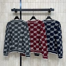 G家 26早秋新款 GG提花针织开衫 采用羊毛针织面料 满幅双G老花提花复古耐看 撞色白边勾勒门襟 领口与口袋 精致金属 G家 26早秋新款 GG提花针织开衫 采用羊毛针织面料 满幅双G老花提花复古耐看 撞色白边勾勒门襟 领口与口袋 精致金属