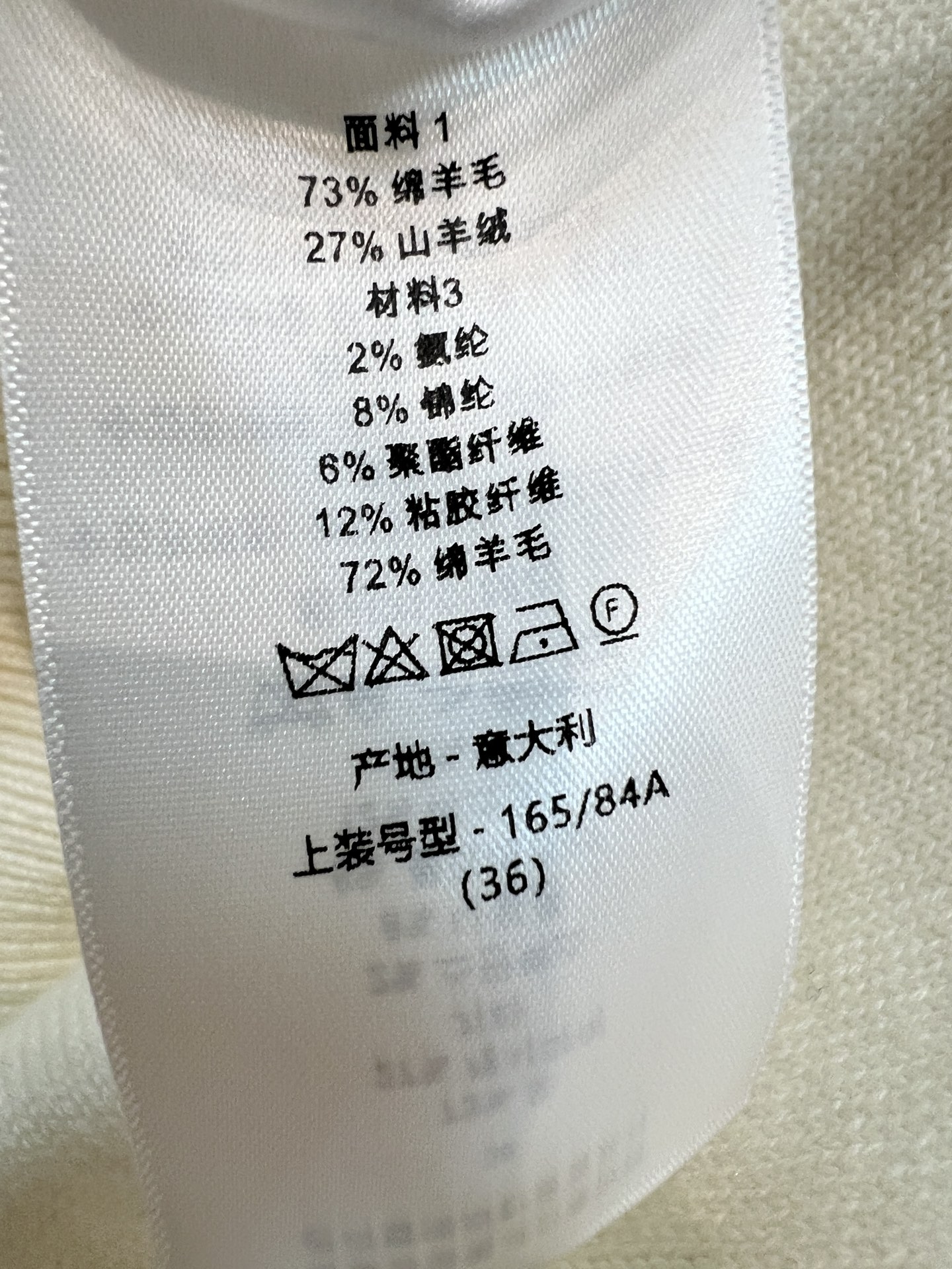 D家 26早秋新款 连帽针织上衣 甄选软糯亲肤羊毛混纺针织面料 触感细腻保暖 特色提花字母织带抽绳辨识度十足 利落短款剪