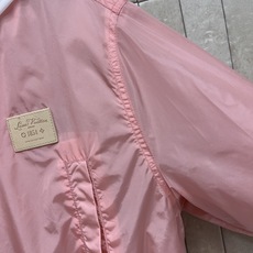 L家 26早秋新款 粉色连帽外套 采用轻薄透气面料 撞色连帽设计 领口抽绳自由调节 金色拉链顺滑好穿 胸前logk皮标 L家 26早秋新款 粉色连帽外套 采用轻薄透气面料 撞色连帽设计 领口抽绳自由调节 金色拉链顺滑好穿 胸前logk皮标