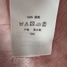 D家 26早秋新款 粉色印花长袖衬衫 面料轻薄垂顺滑不易皱 自带细腻柔光质感 满幅飞鸟花卉暗纹印花雅致浪漫 经典翻领搭配 D家 26早秋新款 粉色印花长袖衬衫 面料轻薄垂顺滑不易皱 自带细腻柔光质感 满幅飞鸟花卉暗纹印花雅致浪漫 经典翻领搭配