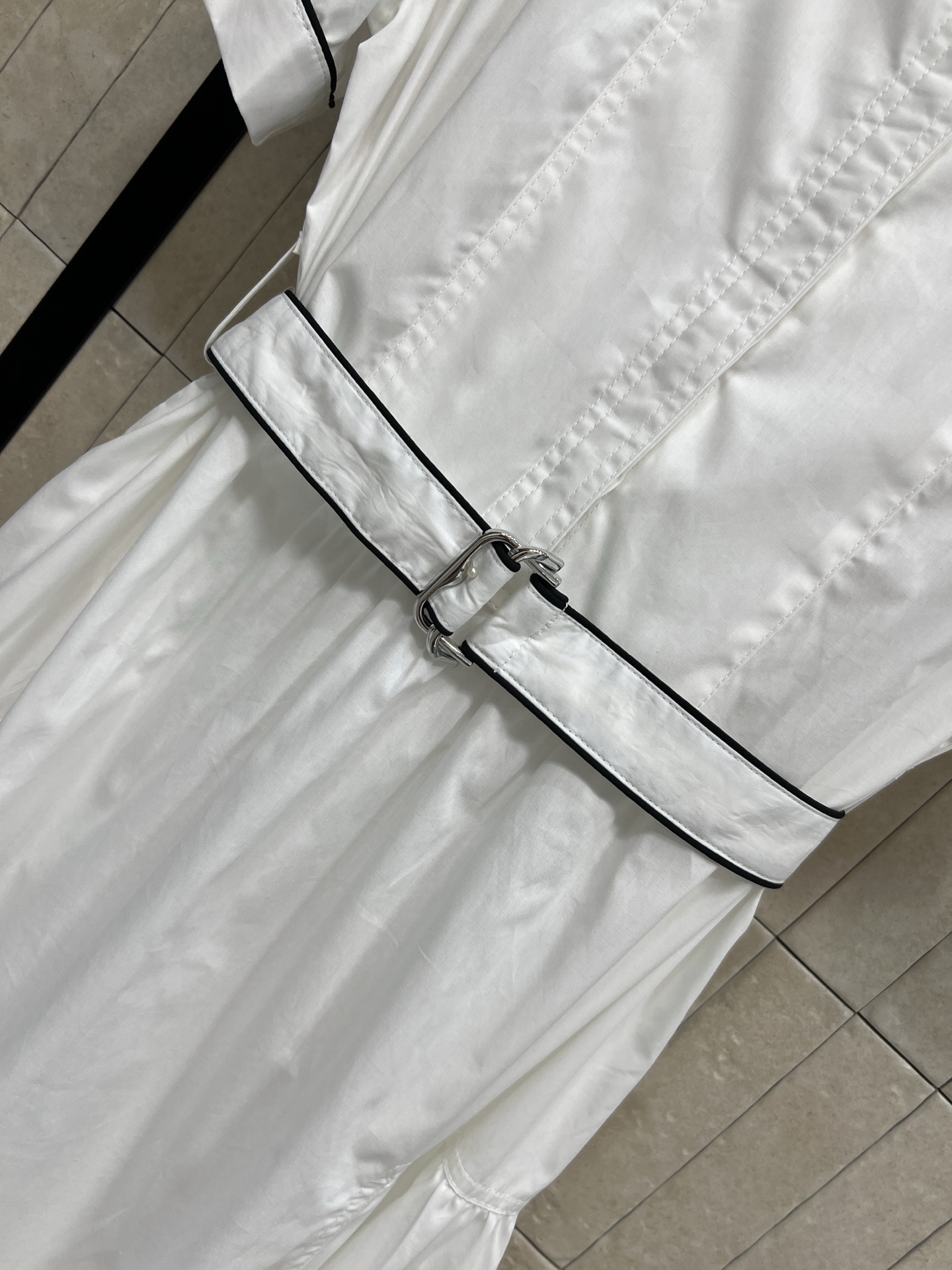BUR家 26早秋新款 白色印花连衣裙 面料垂顺滑细腻 有光泽 白底铺满手绘羽毛印花 领口蝴蝶结飘带搭配双层荷叶边 增添