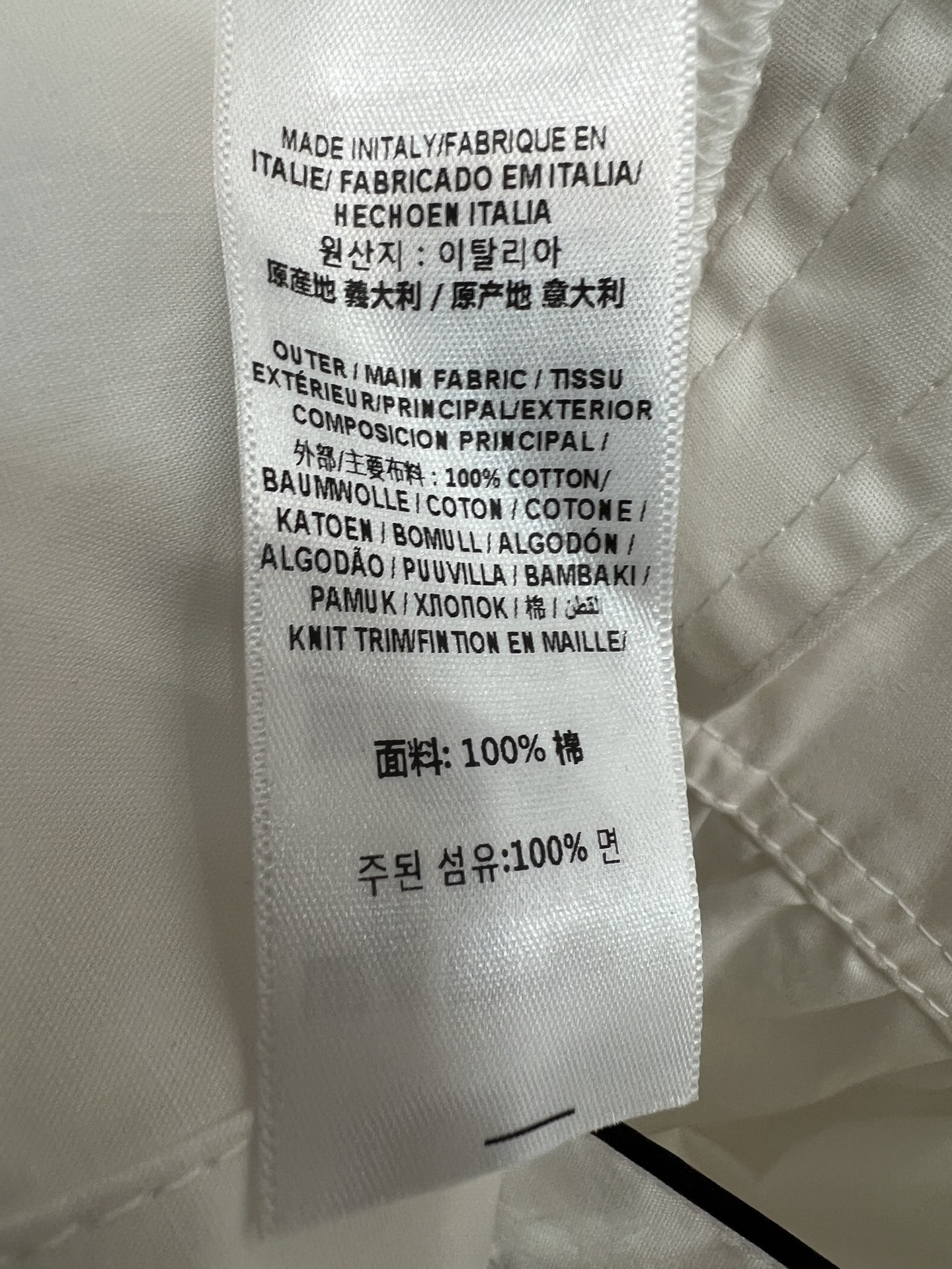 BUR家 26早秋新款 白色印花连衣裙 面料垂顺滑细腻 有光泽 白底铺满手绘羽毛印花 领口蝴蝶结飘带搭配双层荷叶边 增添