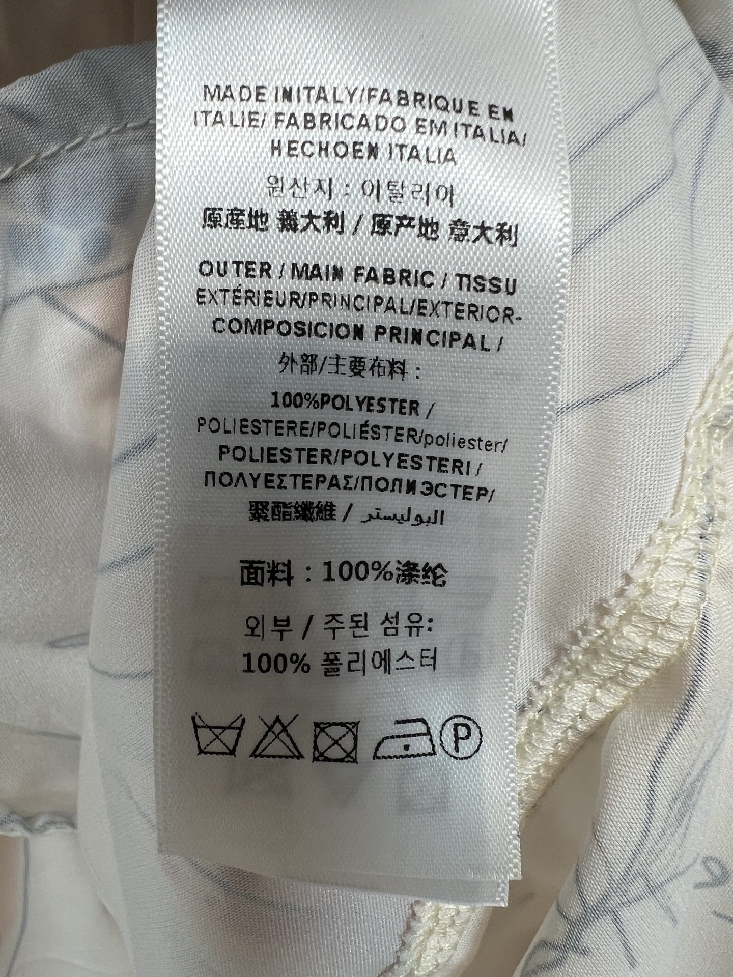 BUR家 26早秋新款 白色印花连衣裙 面料垂顺滑细腻 有光泽 白底铺满手绘羽毛印花 领口蝴蝶结飘带搭配双层荷叶边 增添