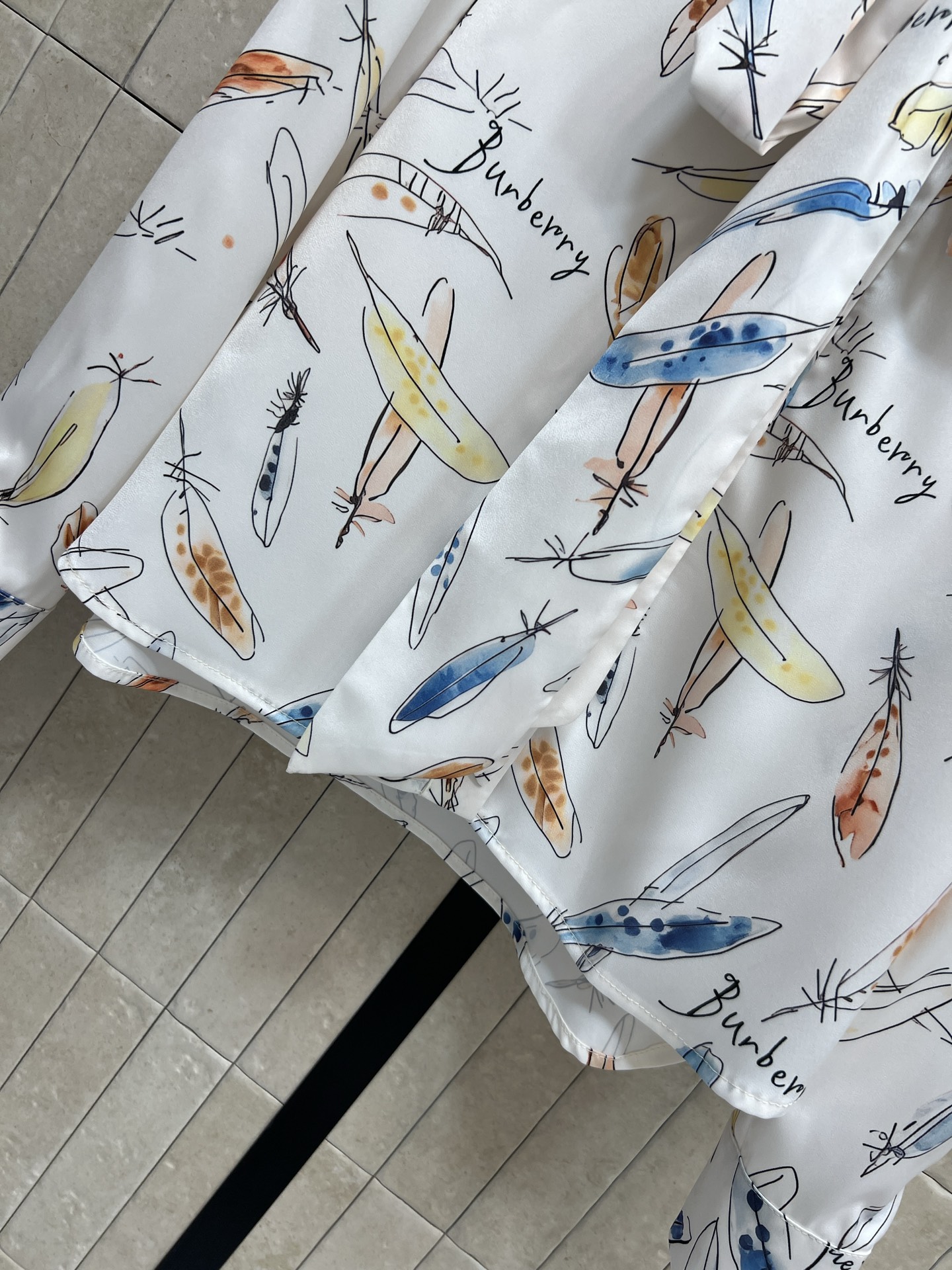 BUR家 26早秋新款 白色印花衬衫套装 飘带长袖衬衫+百褶短裙 面料顺滑垂坠 清新白底搭配水彩羽毛满印图案 上衣领口自