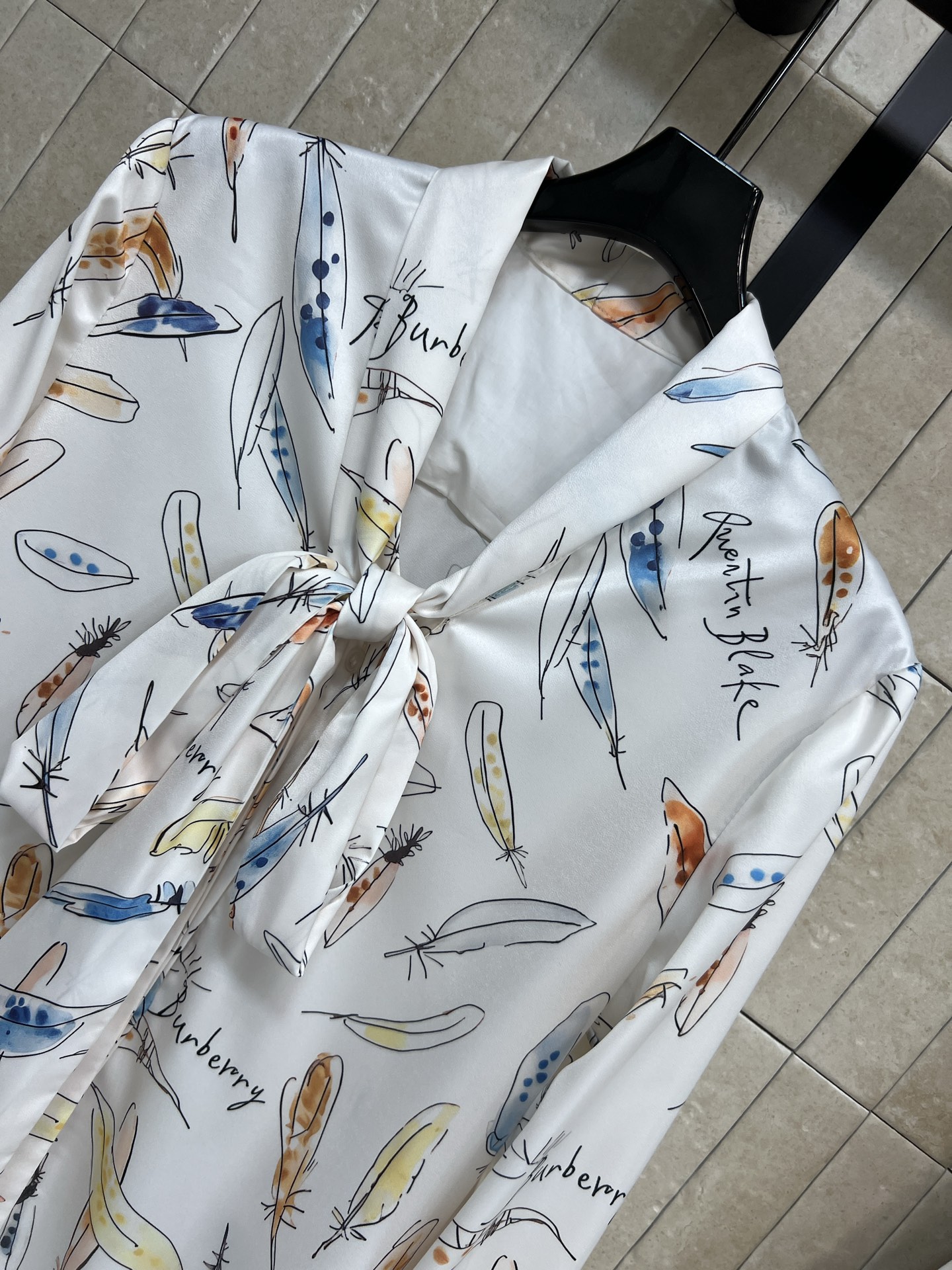 BUR家 26早秋新款 白色印花衬衫套装 飘带长袖衬衫+百褶短裙 面料顺滑垂坠 清新白底搭配水彩羽毛满印图案 上衣领口自