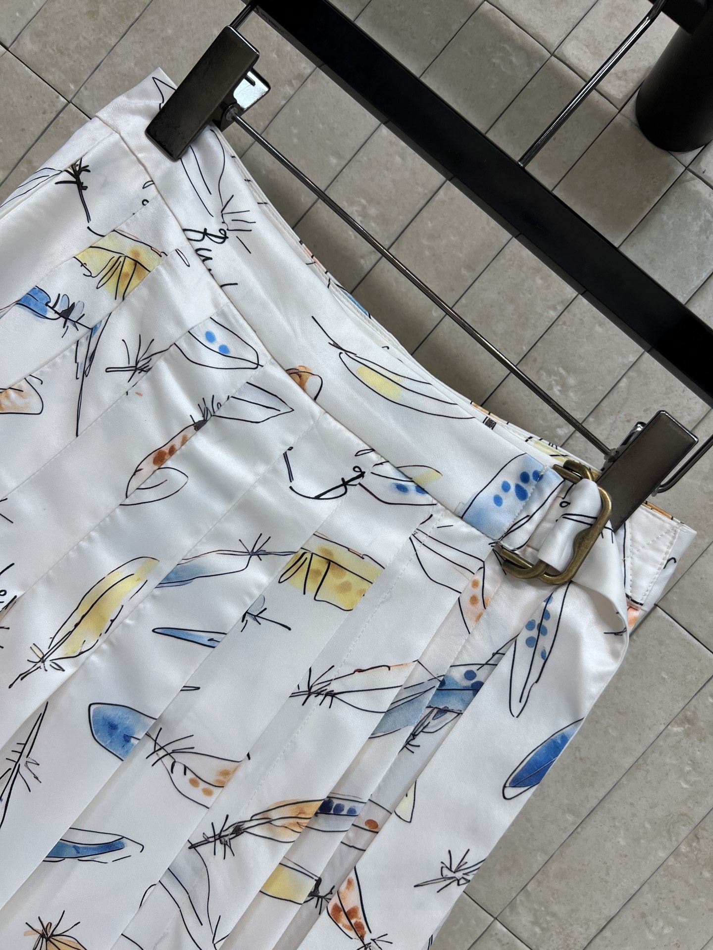 BUR家 26早秋新款 白色印花衬衫套装 飘带长袖衬衫+百褶短裙 面料顺滑垂坠 清新白底搭配水彩羽毛满印图案 上衣领口自