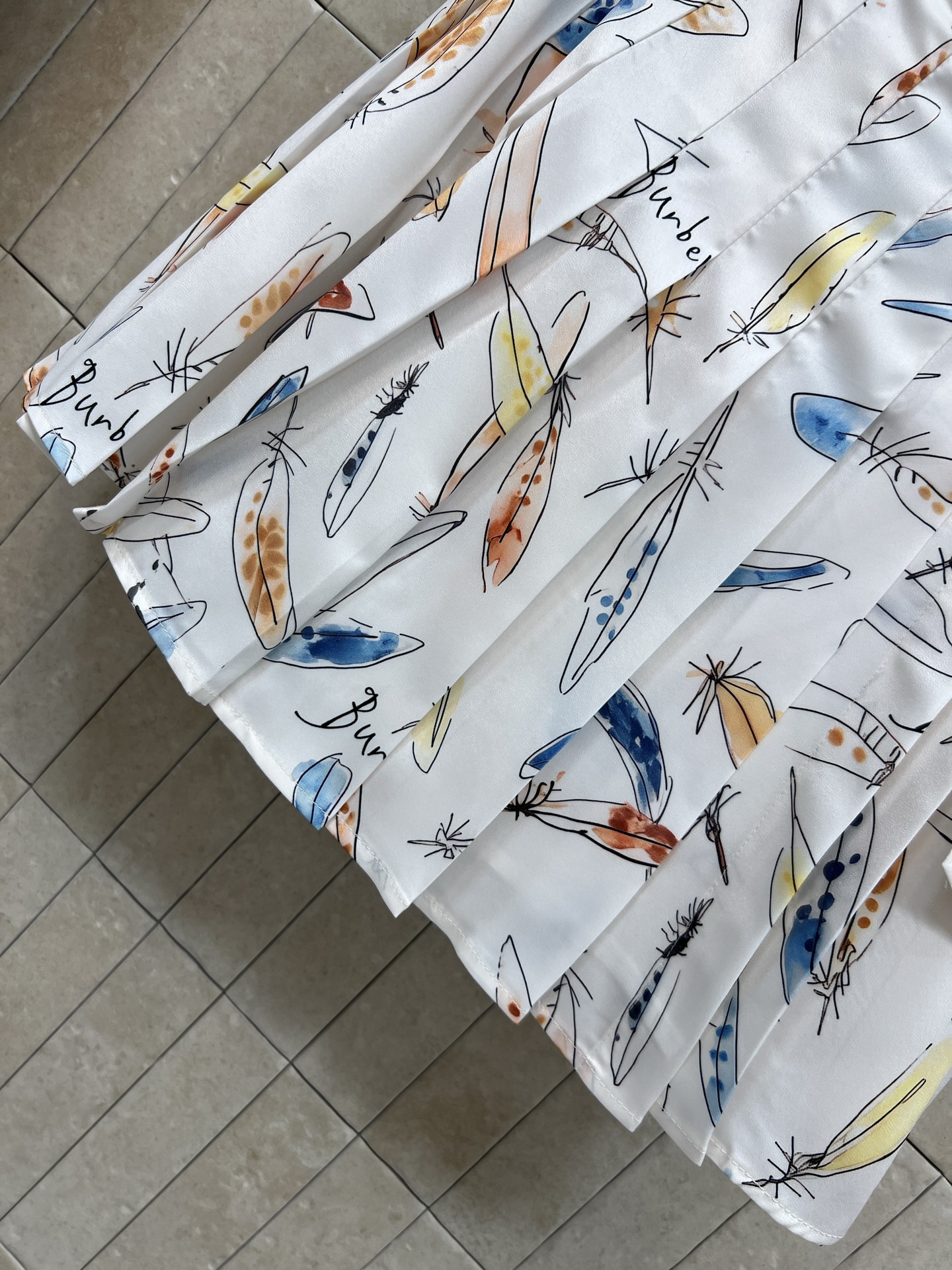 BUR家 26早秋新款 白色印花衬衫套装 飘带长袖衬衫+百褶短裙 面料顺滑垂坠 清新白底搭配水彩羽毛满印图案 上衣领口自