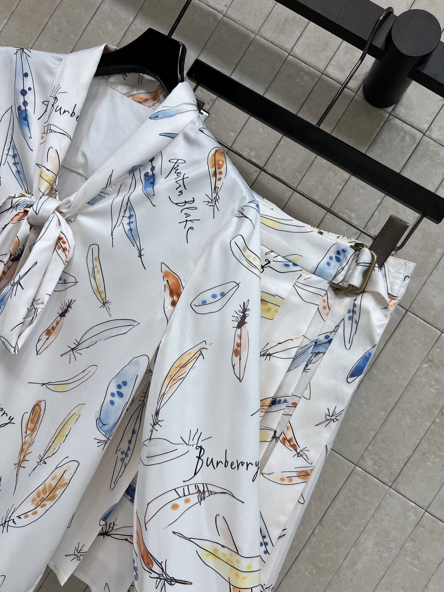 BUR家 26早秋新款 白色印花衬衫套装 飘带长袖衬衫+百褶短裙 面料顺滑垂坠 清新白底搭配水彩羽毛满印图案 上衣领口自