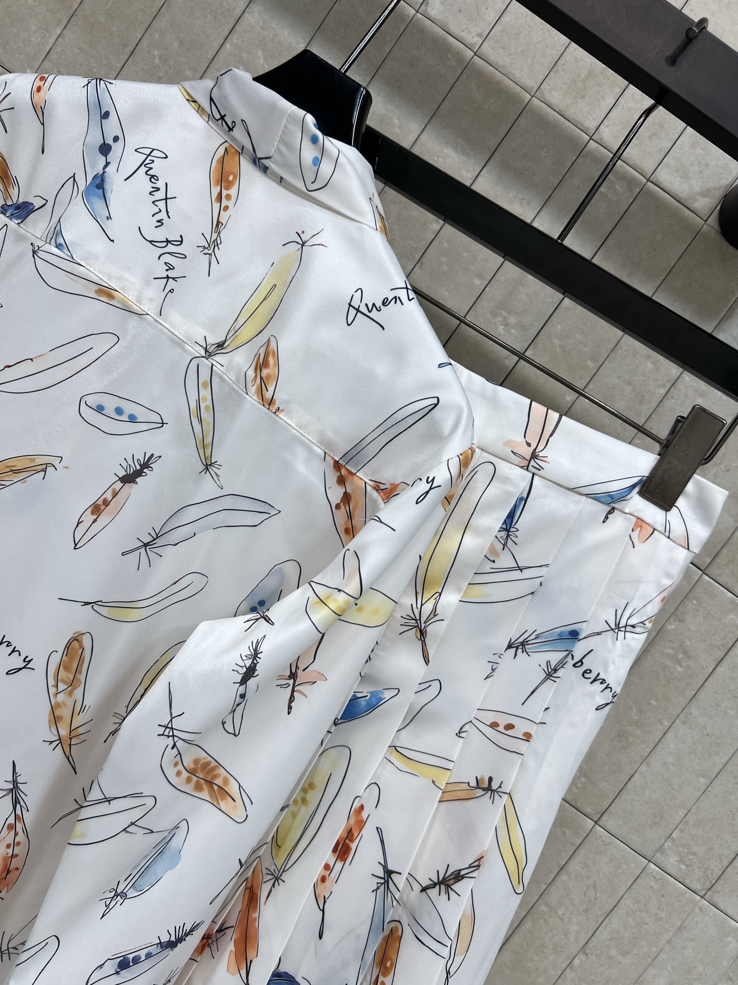 BUR家 26早秋新款 白色印花衬衫套装 飘带长袖衬衫+百褶短裙 面料顺滑垂坠 清新白底搭配水彩羽毛满印图案 上衣领口自