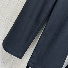C家 26早秋新款 高腰压褶阔腿裤 采用棉质混纺面料 垂感挺括不易皱 精致金色logo扣点睛 腰头立体折裥设计修饰胯部线 C家 26早秋新款 高腰压褶阔腿裤 采用棉质混纺面料 垂感挺括不易皱 精致金色logo扣点睛 腰头立体折裥设计修饰胯部线