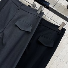 C家 26早秋新款 高腰压褶阔腿裤 采用棉质混纺面料 垂感挺括不易皱 精致金色logo扣点睛 腰头立体折裥设计修饰胯部线 C家 26早秋新款 高腰压褶阔腿裤 采用棉质混纺面料 垂感挺括不易皱 精致金色logo扣点睛 腰头立体折裥设计修饰胯部线