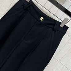 C家 26早秋新款 高腰压褶阔腿裤 采用棉质混纺面料 垂感挺括不易皱 精致金色logo扣点睛 腰头立体折裥设计修饰胯部线 C家 26早秋新款 高腰压褶阔腿裤 采用棉质混纺面料 垂感挺括不易皱 精致金色logo扣点睛 腰头立体折裥设计修饰胯部线