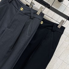 C家 26早秋新款 高腰压褶阔腿裤 采用棉质混纺面料 垂感挺括不易皱 精致金色logo扣点睛 腰头立体折裥设计修饰胯部线 C家 26早秋新款 高腰压褶阔腿裤 采用棉质混纺面料 垂感挺括不易皱 精致金色logo扣点睛 腰头立体折裥设计修饰胯部线