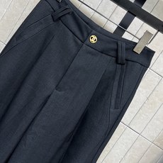 C家 26早秋新款 高腰压褶阔腿裤 采用棉质混纺面料 垂感挺括不易皱 精致金色logo扣点睛 腰头立体折裥设计修饰胯部线 C家 26早秋新款 高腰压褶阔腿裤 采用棉质混纺面料 垂感挺括不易皱 精致金色logo扣点睛 腰头立体折裥设计修饰胯部线