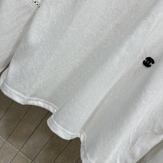 C家 26早秋新款 白色连帽长袖上衣 采用高品质棉面料 上身舒适亲肤 帽边精致镂空设计 增添温柔氛围感 半开扣领设计穿脱 C家 26早秋新款 白色连帽长袖上衣 采用高品质棉面料 上身舒适亲肤 帽边精致镂空设计 增添温柔氛围感 半开扣领设计穿脱