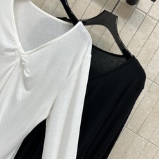 C家 26早秋新款 扭结V领刺绣长袖上衣 轻薄软糯棉质面料 透气亲肤 上身柔软舒适 领口别致扭结设计 柔和修饰颈部线条 C家 26早秋新款 扭结V领刺绣长袖上衣 轻薄软糯棉质面料 透气亲肤 上身柔软舒适 领口别致扭结设计 柔和修饰颈部线条