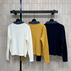 MIU家 26早秋新款 牛仔领针织开衫 采用羊毛针织面料 拼接牛仔翻领碰撞出别样层次感 衣身经典绞花纹理 胸前红色log MIU家 26早秋新款 牛仔领针织开衫 采用羊毛针织面料 拼接牛仔翻领碰撞出别样层次感 衣身经典绞花纹理 胸前红色log
