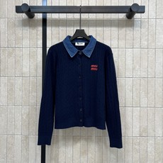 MIU家 26早秋新款 牛仔领针织开衫 采用羊毛针织面料 拼接牛仔翻领碰撞出别样层次感 衣身经典绞花纹理 胸前红色log MIU家 26早秋新款 牛仔领针织开衫 采用羊毛针织面料 拼接牛仔翻领碰撞出别样层次感 衣身经典绞花纹理 胸前红色log