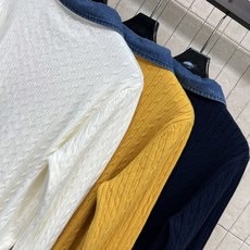 MIU家 26早秋新款 牛仔领针织开衫 采用羊毛针织面料 拼接牛仔翻领碰撞出别样层次感 衣身经典绞花纹理 胸前红色log MIU家 26早秋新款 牛仔领针织开衫 采用羊毛针织面料 拼接牛仔翻领碰撞出别样层次感 衣身经典绞花纹理 胸前红色log