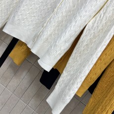 MIU家 26早秋新款 牛仔领针织开衫 采用羊毛针织面料 拼接牛仔翻领碰撞出别样层次感 衣身经典绞花纹理 胸前红色log MIU家 26早秋新款 牛仔领针织开衫 采用羊毛针织面料 拼接牛仔翻领碰撞出别样层次感 衣身经典绞花纹理 胸前红色log