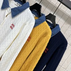 MIU家 26早秋新款 牛仔领针织开衫 采用羊毛针织面料 拼接牛仔翻领碰撞出别样层次感 衣身经典绞花纹理 胸前红色log MIU家 26早秋新款 牛仔领针织开衫 采用羊毛针织面料 拼接牛仔翻领碰撞出别样层次感 衣身经典绞花纹理 胸前红色log