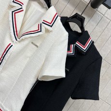 C家 26早秋新款 白色连帽长袖上衣 采用高品质棉面料 上身舒适亲肤 帽边精致镂空设计 增添温柔氛围感 半开扣领设计穿脱 C家 26早秋新款 白色连帽长袖上衣 采用高品质棉面料 上身舒适亲肤 帽边精致镂空设计 增添温柔氛围感 半开扣领设计穿脱