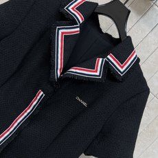 C家 26早秋新款 白色连帽长袖上衣 采用高品质棉面料 上身舒适亲肤 帽边精致镂空设计 增添温柔氛围感 半开扣领设计穿脱 C家 26早秋新款 白色连帽长袖上衣 采用高品质棉面料 上身舒适亲肤 帽边精致镂空设计 增添温柔氛围感 半开扣领设计穿脱