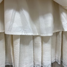 C家 26早秋新款 白色连帽长袖上衣 采用高品质棉面料 上身舒适亲肤 帽边精致镂空设计 增添温柔氛围感 半开扣领设计穿脱 C家 26早秋新款 白色连帽长袖上衣 采用高品质棉面料 上身舒适亲肤 帽边精致镂空设计 增添温柔氛围感 半开扣领设计穿脱