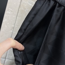 PD家 26早秋新款 暗纹高腰阔腿裤 采用尼龙面料 顺滑抗皱挺括有型 通体三角暗纹低调高级 侧边小三角logo点缀 松紧 PD家 26早秋新款 暗纹高腰阔腿裤 采用尼龙面料 顺滑抗皱挺括有型 通体三角暗纹低调高级 侧边小三角logo点缀 松紧
