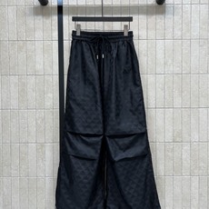 PD家 26早秋新款 暗纹高腰阔腿裤 采用尼龙面料 顺滑抗皱挺括有型 通体三角暗纹低调高级 侧边小三角logo点缀 松紧 PD家 26早秋新款 暗纹高腰阔腿裤 采用尼龙面料 顺滑抗皱挺括有型 通体三角暗纹低调高级 侧边小三角logo点缀 松紧