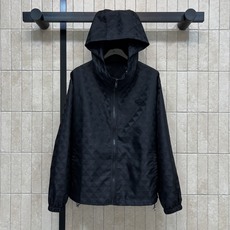 PD家 26早秋新款 黑色暗纹连帽外套 彩用尼龙面料 顺滑挺括抗风 衣身满幅低调三角暗纹 胸口三角标logo辨识度拉满 PD家 26早秋新款 黑色暗纹连帽外套 彩用尼龙面料 顺滑挺括抗风 衣身满幅低调三角暗纹 胸口三角标logo辨识度拉满