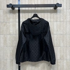 PD家 26早秋新款 黑色暗纹连帽外套 彩用尼龙面料 顺滑挺括抗风 衣身满幅低调三角暗纹 胸口三角标logo辨识度拉满 PD家 26早秋新款 黑色暗纹连帽外套 彩用尼龙面料 顺滑挺括抗风 衣身满幅低调三角暗纹 胸口三角标logo辨识度拉满