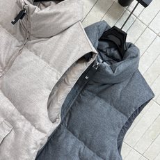 M家 26早秋新款 绒感立领羽绒马甲 质感细腻哑光显贵 高立领设计防风锁温 拉链门襟简约利落 分段充白鹅绒饱满蓬松 保暖 M家 26早秋新款 绒感立领羽绒马甲 质感细腻哑光显贵 高立领设计防风锁温 拉链门襟简约利落 分段充白鹅绒饱满蓬松 保暖