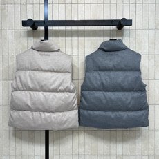M家 26早秋新款 绒感立领羽绒马甲 质感细腻哑光显贵 高立领设计防风锁温 拉链门襟简约利落 分段充白鹅绒饱满蓬松 保暖 M家 26早秋新款 绒感立领羽绒马甲 质感细腻哑光显贵 高立领设计防风锁温 拉链门襟简约利落 分段充白鹅绒饱满蓬松 保暖