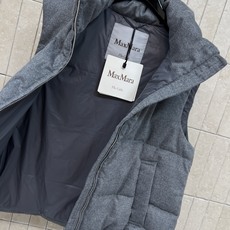 M家 26早秋新款 绒感立领羽绒马甲 质感细腻哑光显贵 高立领设计防风锁温 拉链门襟简约利落 分段充白鹅绒饱满蓬松 保暖 M家 26早秋新款 绒感立领羽绒马甲 质感细腻哑光显贵 高立领设计防风锁温 拉链门襟简约利落 分段充白鹅绒饱满蓬松 保暖