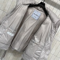 M家 26早秋新款 绒感立领短款羽绒服 质感自带哑光质感 高立领抵御寒风 拉链开合简洁利落 宽松短款廓形 充白鹅绒饱满蓬 M家 26早秋新款 绒感立领短款羽绒服 质感自带哑光质感 高立领抵御寒风 拉链开合简洁利落 宽松短款廓形 充白鹅绒饱满蓬
