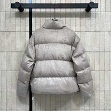 M家 26早秋新款 绒感立领短款羽绒服 质感自带哑光质感 高立领抵御寒风 拉链开合简洁利落 宽松短款廓形 充白鹅绒饱满蓬 M家 26早秋新款 绒感立领短款羽绒服 质感自带哑光质感 高立领抵御寒风 拉链开合简洁利落 宽松短款廓形 充白鹅绒饱满蓬